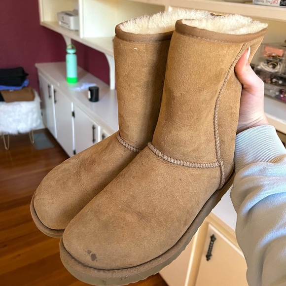 Gently Used UGG Classic Short II Boot- Size 8 Womens - Picture 1 of 4